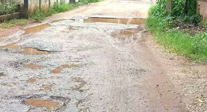 തടിയൂർ – എഴുമറ്റൂർ തുണ്ടിയിൽക്കടവ് റോഡിലെ ചുഴന ജംഗ്ഷന് സമീപത്തെ വെള്ളക്കെട്ട് വാഹന യാത്രക്കാർക്ക് കെണിയാകുന്നു തടിയൂർ – എഴുമറ്റൂർ തുണ്ടിയിൽക്കടവ് റോഡിലെ ചുഴന ജംഗ്ഷന് സമീപത്തെ വെള്ളക്കെട്ട് വാഹന യാത്രക്കാർക്ക് കെണിയാകുന്നു