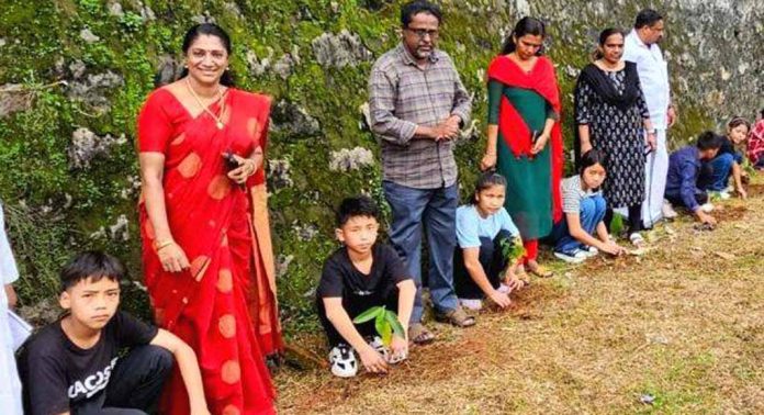 മണിപ്പൂരിക്കുട്ടികൾ ഫലവൃക്ഷതൈകൾ നട്ടുപിടിപ്പിച്ച് പരിസ്ഥിതി ദിനത്തിൽ പങ്കാളികളായി മണിപ്പൂരിക്കുട്ടികൾ ഫലവൃക്ഷതൈകൾ നട്ടുപിടിപ്പിച്ച് പരിസ്ഥിതി ദിനത്തിൽ പങ്കാളികളായി