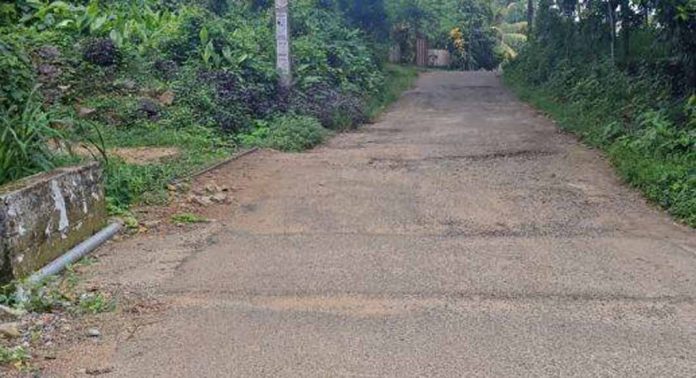 കീഴ് വായ്പൂര് പൗവ്വത്തിപ്പടി റോഡിലെ ടാറിംഗ് പൊട്ടിപ്പൊളിഞ്ഞു കീഴ് വായ്പൂര് പൗവ്വത്തിപ്പടി റോഡിലെ ടാറിംഗ് പൊട്ടിപ്പൊളിഞ്ഞു