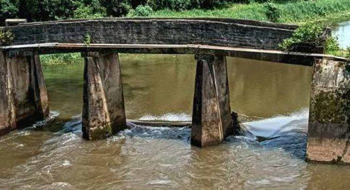 മഠത്തിൽകടവ് ആംബുലൻസ് പാലം പൊളിച്ചു മാറ്റും മഠത്തിൽകടവ് ആംബുലൻസ് പാലം പൊളിച്ചു മാറ്റും