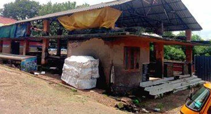 ശ്രീകൃഷ്ണവിലാസം പൊതുചന്തയുടെ ശോചനീയാവസ്ഥയ്ക്ക് പരിഹാരം കാത്ത് താലൂക്ക് നിവാസികൾ ശ്രീകൃഷ്ണവിലാസം പൊതുചന്തയുടെ ശോചനീയാവസ്ഥയ്ക്ക് പരിഹാരം കാത്ത് താലൂക്ക് നിവാസികൾ