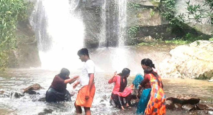 സഞ്ചാരികളുടെ മനം മയക്കി മൺപിലാവ് വെള്ളച്ചാട്ടം സഞ്ചാരികളുടെ മനം മയക്കി മൺപിലാവ് വെള്ളച്ചാട്ടം