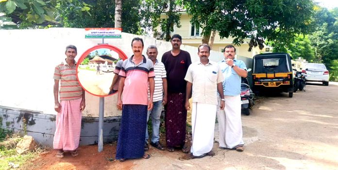 കോഴഞ്ചേരി മുണ്ടോട്ടിക്കൽ പടിയിൽ കോൺവെക്സ് മിറർ സ്ഥാപിച്ചു കോഴഞ്ചേരി മുണ്ടോട്ടിക്കൽ പടിയിൽ കോൺവെക്സ് മിറർ സ്ഥാപിച്ചു