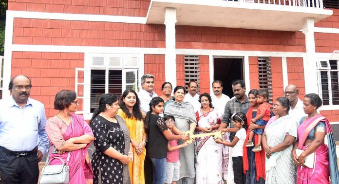 ഡോ.എം.എസ്. സുനിലിന്റെ 309- മത് സ്നേഹഭവനം പ്രിയ പ്രജീഷിന്റെ നാലംഗ കുടുംബത്തിന് ഡോ.എം.എസ്. സുനിലിന്റെ 309- മത് സ്നേഹഭവനം പ്രിയ പ്രജീഷിന്റെ നാലംഗ കുടുംബത്തിന്