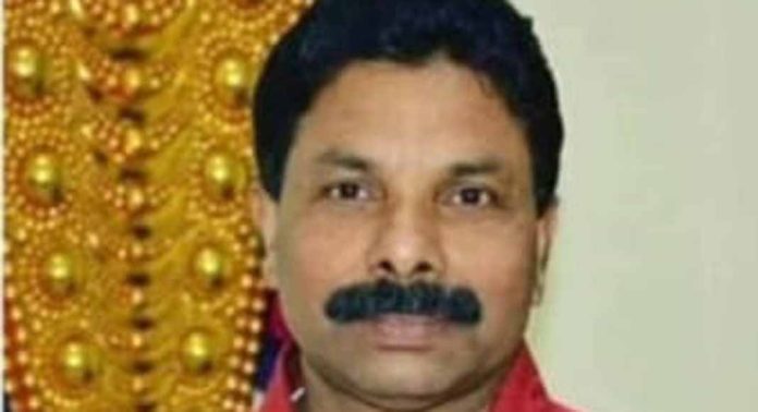 കുവൈറ്റിലെ തൊഴിലാളി ക്യാമ്പിലുണ്ടായ തീപിടുത്തത്തിൽ സംഭവിച്ച മുരളിയുടെ വിയോഗം താങ്ങാനാകാതെ ബന്ധുക്കളും നാട്ടുകാരും കുവൈറ്റിലെ തൊഴിലാളി ക്യാമ്പിലുണ്ടായ തീപിടുത്തത്തിൽ സംഭവിച്ച മുരളിയുടെ വിയോഗം താങ്ങാനാകാതെ ബന്ധുക്കളും നാട്ടുകാരും