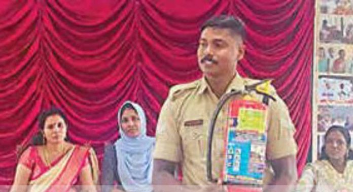 മുളക്കുഴ പഞ്ചായത്ത് ഹരിതകർമസേനാ പ്രവർത്തകർക്ക് അഗ്നിസുരക്ഷയെക്കുറിച്ച് പരിശീലനം നൽകി മുളക്കുഴ പഞ്ചായത്ത് ഹരിതകർമസേനാ പ്രവർത്തകർക്ക് അഗ്നിസുരക്ഷയെക്കുറിച്ച് പരിശീലനം നൽകി
