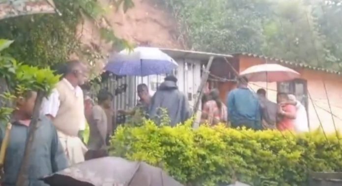 കനത്ത മഴയും മണ്ണിടിച്ചിലും ; മൂന്നാറിൽ 3 ദുരിതാശ്വാസ ക്യാമ്പുകൾ തുറന്നു കനത്ത മഴയും മണ്ണിടിച്ചിലും ; മൂന്നാറിൽ 3 ദുരിതാശ്വാസ ക്യാമ്പുകൾ തുറന്നു