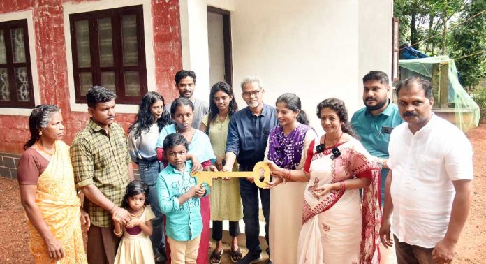ഡോ. എം. എസ്. സുനിലിന്റെ 308 -മത് സ്നേഹ ഭവനം കാർത്തികയുടെ ആറംഗ കുടുംബത്തിന് ഡോ. എം. എസ്. സുനിലിന്റെ 308 -മത് സ്നേഹ ഭവനം കാർത്തികയുടെ ആറംഗ കുടുംബത്തിന്