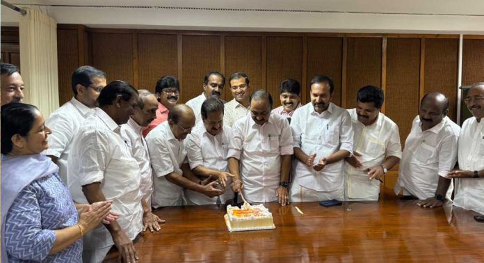 രാഹുൽ ഗാന്ധിയുടെ ജൻമദിനം യുഡിഎഫ് നേതാക്കൾ കേക്ക് മുറിച്ച് ആഘോഷിച്ചു രാഹുൽ ഗാന്ധിയുടെ ജൻമദിനം യുഡിഎഫ് നേതാക്കൾ കേക്ക് മുറിച്ച് ആഘോഷിച്ചു