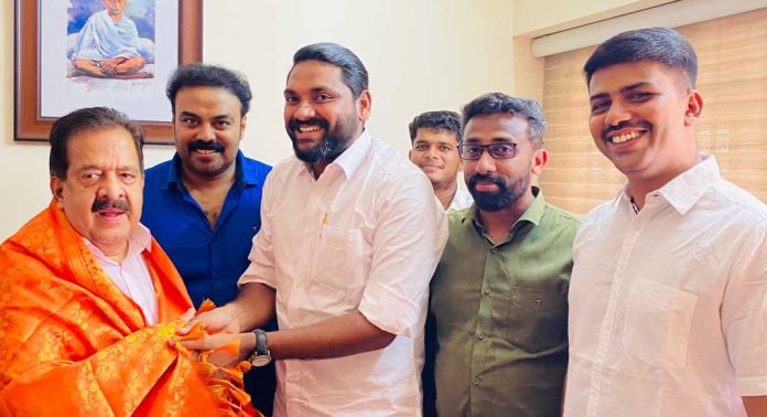 മഹാരാഷ്ട്രയിലെ ഉജ്ജ്വല വിജയം ; രമേശ് ചെന്നിത്തലയെ ആദരിച്ച് യൂത്ത് കോൺഗ്രസ് മഹാരാഷ്ട്രയിലെ ഉജ്ജ്വല വിജയം ; രമേശ് ചെന്നിത്തലയെ ആദരിച്ച് യൂത്ത് കോൺഗ്രസ്