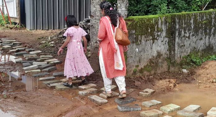 പുതിയ അധ്യയന വർഷത്തിലും ചെളിയിൽ ചവിട്ടി സ്കൂളിൽ എത്തി പേരൂർകുളം സ്കൂളിലെ വിദ്യാർത്ഥികൾ പുതിയ അധ്യയന വർഷത്തിലും ചെളിയിൽ ചവിട്ടി സ്കൂളിൽ എത്തി പേരൂർകുളം സ്കൂളിലെ വിദ്യാർത്ഥികൾ