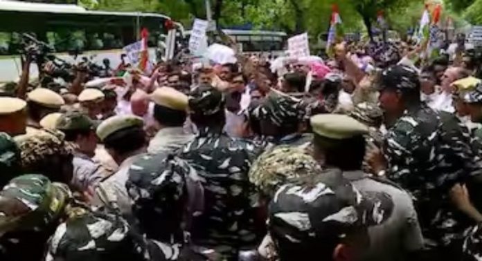 നീറ്റ് , നെറ്റ് ക്രമക്കേടുകളില് കേന്ദ്രത്തിനെതിരെ പ്രതിഷേധം ; ഡല്ഹിയിലെ കോണ്ഗ്രസ് മാര്ച്ചില് സംഘര്ഷം നീറ്റ് , നെറ്റ് ക്രമക്കേടുകളില് കേന്ദ്രത്തിനെതിരെ പ്രതിഷേധം ; ഡല്ഹിയിലെ കോണ്ഗ്രസ് മാര്ച്ചില് സംഘര്ഷം