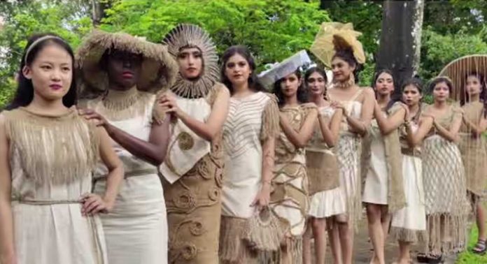 പരിസ്ഥിതി സംരക്ഷണ സന്ദേശവുമായി ഒരു ഫാഷന് ഷോ പരിസ്ഥിതി സംരക്ഷണ സന്ദേശവുമായി ഒരു ഫാഷന് ഷോ