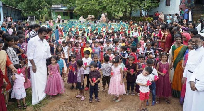 കാഴ്ചയുടെ വിരുന്നൊരുക്കി എണ്ണൂറാംവയല് സ്കൂളിലെ പ്രവേശനോത്സവം വ്യത്യസ്തമായി കാഴ്ചയുടെ വിരുന്നൊരുക്കി എണ്ണൂറാംവയല് സ്കൂളിലെ പ്രവേശനോത്സവം വ്യത്യസ്തമായി