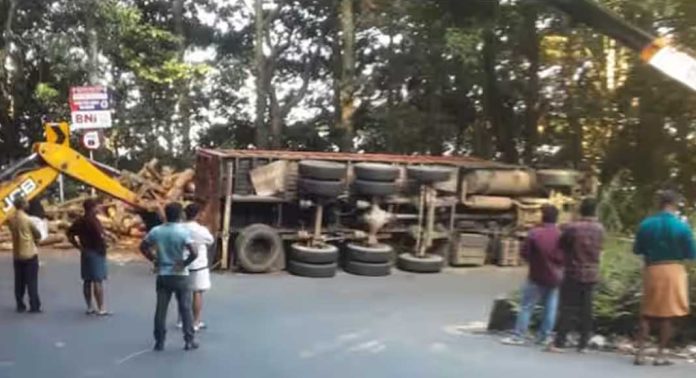 താമരശ്ശേരി ചുരത്തില് തടി കയറ്റി വരികയായിരുന്ന വലിയ ലോറി മറിഞ്ഞ് ക്ലീനറുടെ കൈ ഒടിഞ്ഞു താമരശ്ശേരി ചുരത്തില് തടി കയറ്റി വരികയായിരുന്ന വലിയ ലോറി മറിഞ്ഞ് ക്ലീനറുടെ കൈ ഒടിഞ്ഞു