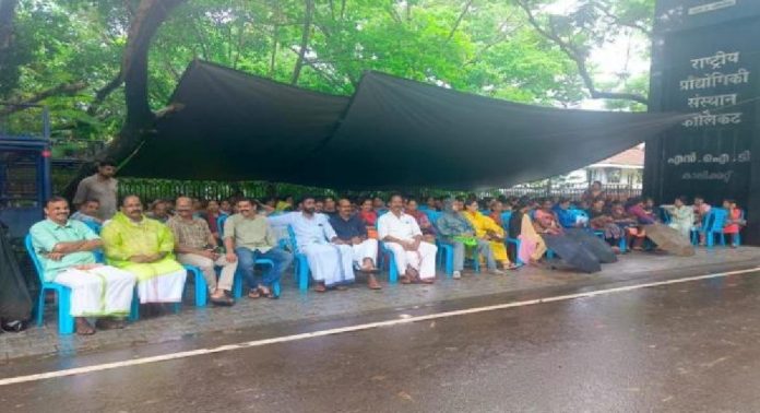 കോഴിക്കോട് എൻഐടിയിൽ തൊഴിലാളി സമരം വൻ വിജയം ; പിരിച്ചുവിട്ട 312 തൊഴിലാളികളെയും നിലനിര്ത്തുമെന്ന് മാനേജ്മെൻ്റ് കോഴിക്കോട് എൻഐടിയിൽ തൊഴിലാളി സമരം വൻ വിജയം ; പിരിച്ചുവിട്ട 312 തൊഴിലാളികളെയും നിലനിര്ത്തുമെന്ന് മാനേജ്മെൻ്റ്