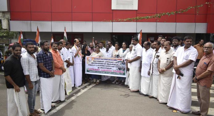 പൊയ്യാനിൽ ജംഗ്ഷനിൽ കോൺഗ്രസ് പ്രതിഷേധ ധർണയും പ്രതീകാത്മക പച്ചക്കറി കച്ചവടവും നടത്തി പൊയ്യാനിൽ ജംഗ്ഷനിൽ കോൺഗ്രസ് പ്രതിഷേധ ധർണയും പ്രതീകാത്മക പച്ചക്കറി കച്ചവടവും നടത്തി