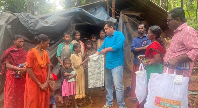 ശബരിമല വനാന്തരങ്ങളിലെ ആദിവാസി കുട്ടികൾക്ക് പുത്തൻ വസ്ത്രങ്ങളും സമ്മാനങ്ങളുമായെത്തി കാഴ്ച നേത്രദാന സേന ശബരിമല വനാന്തരങ്ങളിലെ ആദിവാസി കുട്ടികൾക്ക് പുത്തൻ വസ്ത്രങ്ങളും സമ്മാനങ്ങളുമായെത്തി കാഴ്ച നേത്രദാന സേന