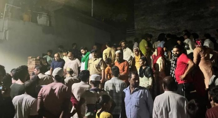 ഗ്രേറ്റർ നോയിഡയിൽ നിർമ്മാണത്തിലിരുന്ന മതിൽ തകർന്നു വീണു ; 3കുട്ടികൾക്ക് ദാരുണാന്ത്യം ; 5 പേർക്ക് പരിക്ക് ഗ്രേറ്റർ നോയിഡയിൽ നിർമ്മാണത്തിലിരുന്ന മതിൽ തകർന്നു വീണു ; 3കുട്ടികൾക്ക് ദാരുണാന്ത്യം ; 5 പേർക്ക് പരിക്ക്