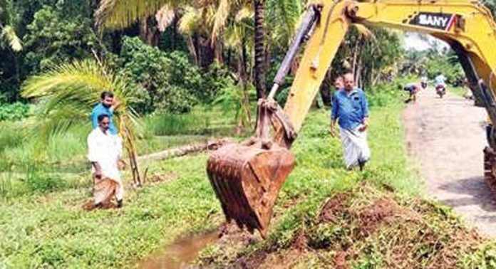 പള്ളിക്കലിലെ വെള്ളക്കെട്ട് മാറ്റാൻ തോടുകൾ വൃത്തിയാക്കി പള്ളിക്കലിലെ വെള്ളക്കെട്ട് മാറ്റാൻ തോടുകൾ വൃത്തിയാക്കി