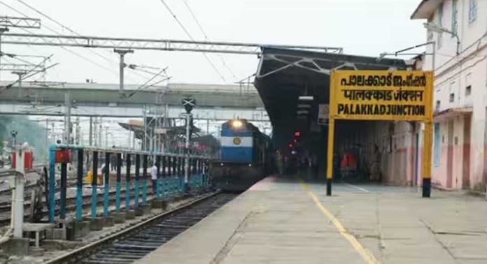 പാലക്കാട് റെയിൽവെ സ്റ്റേഷനിൽ ട്രെയിനിൽ നിന്ന് വൻ കഞ്ചാവ് ശേഖരം പിടികൂടി പാലക്കാട് റെയിൽവെ സ്റ്റേഷനിൽ ട്രെയിനിൽ നിന്ന് വൻ കഞ്ചാവ് ശേഖരം പിടികൂടി