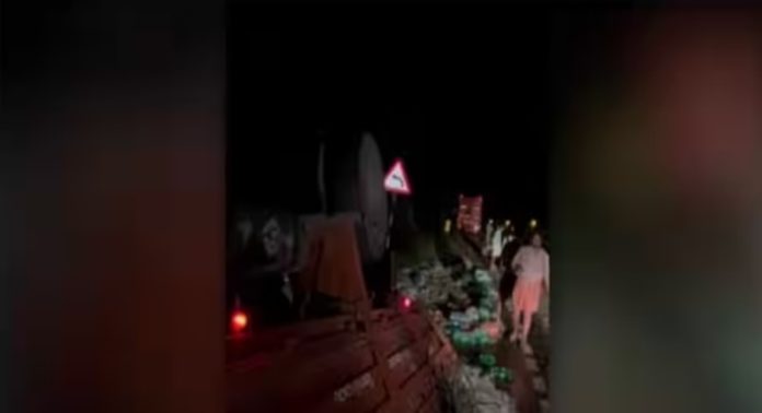 പാലക്കാട് ചിതലിയിൽ സ്വകാര്യ ബസും ലോറിയും കൂട്ടിയിടിച്ച് അപകടം പാലക്കാട് ചിതലിയിൽ സ്വകാര്യ ബസും ലോറിയും കൂട്ടിയിടിച്ച് അപകടം