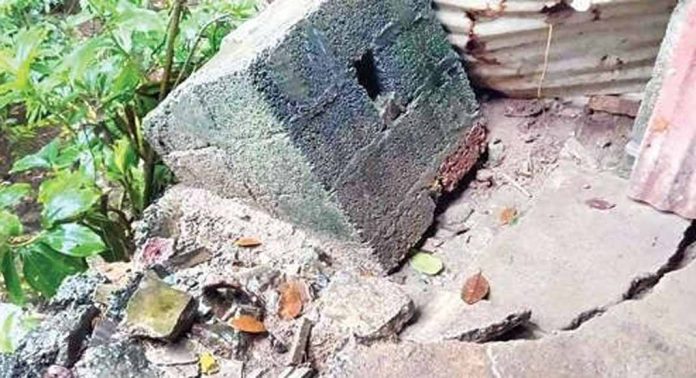 കടയ്ക്കാട് കല്ലാർ തോടിന്റെ തീരം ഇടിഞ്ഞു ; വീട് അപകടാവസ്ഥയില് കടയ്ക്കാട് കല്ലാർ തോടിന്റെ തീരം ഇടിഞ്ഞു ; വീട് അപകടാവസ്ഥയില്