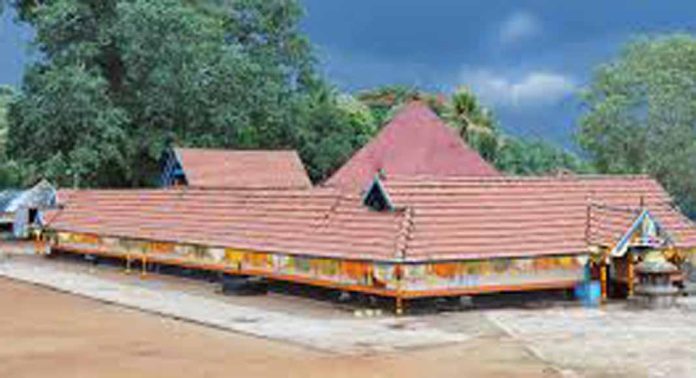 പന്തളം മഹാദേവർ ക്ഷേത്രത്തില് സ്തംഭ വിളക്ക് സമര്പ്പിച്ചു പന്തളം മഹാദേവർ ക്ഷേത്രത്തില് സ്തംഭ വിളക്ക് സമര്പ്പിച്ചു