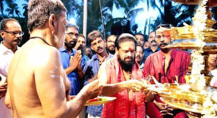 പന്തളം മഹാദേവർ ക്ഷേത്രത്തിലെ മായയക്ഷിയമ്മ നടയില് സ്തംഭവിളക്ക് സമര്പ്പിച്ചു പന്തളം മഹാദേവർ ക്ഷേത്രത്തിലെ മായയക്ഷിയമ്മ നടയില് സ്തംഭവിളക്ക് സമര്പ്പിച്ചു