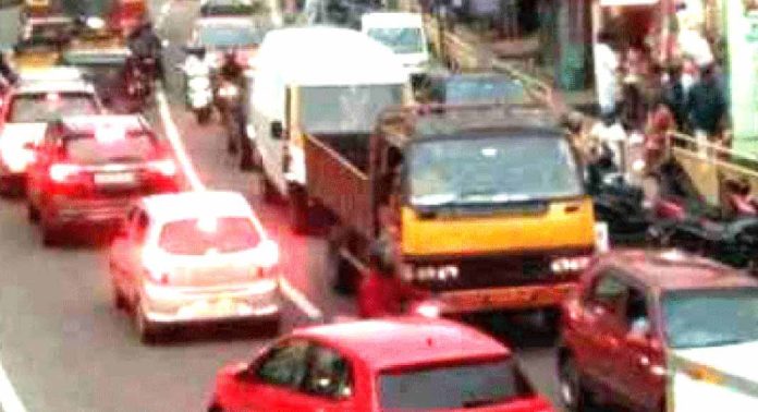 പന്തളം ടൗണിൽ ഗതാഗതകുരുക്ക് പതിവ് ; വലഞ്ഞ് വിദ്യാര്ഥികളും യാത്രക്കാരും പന്തളം ടൗണിൽ ഗതാഗതകുരുക്ക് പതിവ് ; വലഞ്ഞ് വിദ്യാര്ഥികളും യാത്രക്കാരും