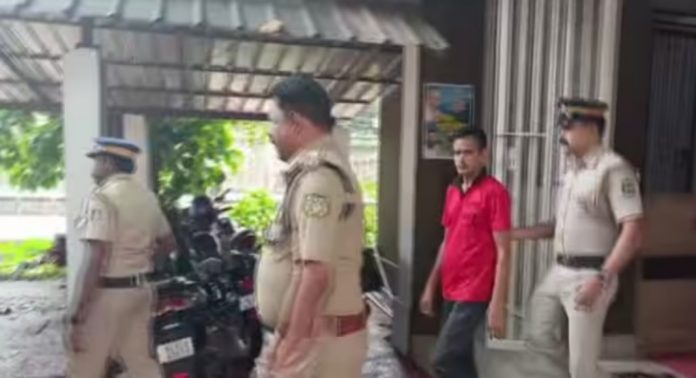 ട്രെയിനിൽ വിദേശ വനിതയ്ക്കുനേരെ ലൈംഗികാതിക്രമം ; പാൻട്രി ജീവനക്കാരൻ അറസ്റ്റിൽ ട്രെയിനിൽ വിദേശ വനിതയ്ക്കുനേരെ ലൈംഗികാതിക്രമം ; പാൻട്രി ജീവനക്കാരൻ അറസ്റ്റിൽ