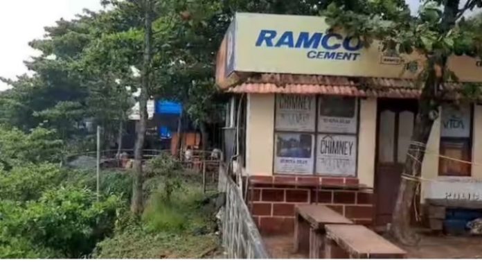 പാപനാശം ഹെലിപ്പാടിൽ സ്ഥിതിചെയ്യുന്ന പോലീസ് എയ്ഡ് പോസ്റ്റ് ഏതു നിമിഷവും കടലിലേക്ക് പതിക്കാവുന്ന അവസ്ഥയിൽ പാപനാശം ഹെലിപ്പാടിൽ സ്ഥിതിചെയ്യുന്ന പോലീസ് എയ്ഡ് പോസ്റ്റ് ഏതു നിമിഷവും കടലിലേക്ക് പതിക്കാവുന്ന അവസ്ഥയിൽ