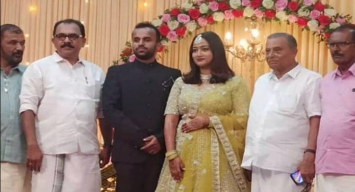 പെരിയ കേസ് പ്രതിയുടെ മകന്റെ വിവാഹച്ചടങ്ങിൽ നേതാക്കൾ പങ്കെടുത്ത സംഭവം ; അന്വേഷണ സമിതി ഇന്ന് റിപ്പോർട്ട് കെ. പി.സി.സിക്ക് കൈമാറും പെരിയ കേസ് പ്രതിയുടെ മകന്റെ വിവാഹച്ചടങ്ങിൽ നേതാക്കൾ പങ്കെടുത്ത സംഭവം ; അന്വേഷണ സമിതി ഇന്ന് റിപ്പോർട്ട് കെ. പി.സി.സിക്ക് കൈമാറും