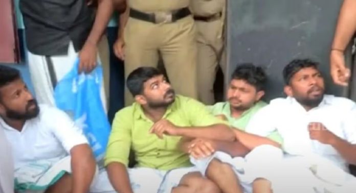 പ്ലസ് വൺ സീറ്റ് പ്രതിസന്ധി : സംസ്ഥാനത്ത് വിദ്യാർഥി പ്രതിഷേധം പ്ലസ് വൺ സീറ്റ് പ്രതിസന്ധി : സംസ്ഥാനത്ത് വിദ്യാർഥി പ്രതിഷേധം