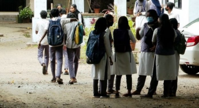 പ്ലസ് വൺ സീറ്റ് : മലപ്പുറത്ത് അധിക ബാച്ച് വേണമെന്ന് ശുപാര്ശ ചെയ്ത് വിദ്യാഭ്യാസ വകുപ്പ് നിയമിച്ച കമ്മിറ്റി പ്ലസ് വൺ സീറ്റ് : മലപ്പുറത്ത് അധിക ബാച്ച് വേണമെന്ന് ശുപാര്ശ ചെയ്ത് വിദ്യാഭ്യാസ വകുപ്പ് നിയമിച്ച കമ്മിറ്റി