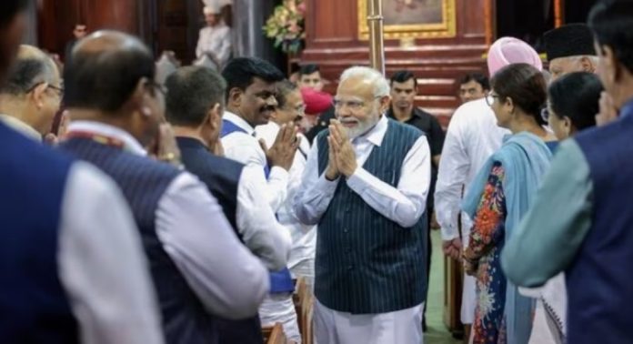 ‘ഇന്ത്യൻ ജനാധിപത്യത്തിന്റെ ചരിത്ര ദിനം’ ; എംപിമാരെ പാര്ലമെന്റിലേക്ക് സ്വാഗതം ചെയ്ത് പ്രധാനമന്ത്രി ‘ഇന്ത്യൻ ജനാധിപത്യത്തിന്റെ ചരിത്ര ദിനം’ ; എംപിമാരെ പാര്ലമെന്റിലേക്ക് സ്വാഗതം ചെയ്ത് പ്രധാനമന്ത്രി