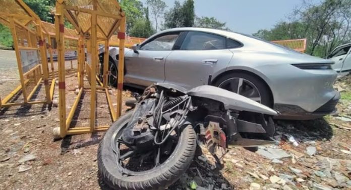 പൂനെ പോര്ഷെ അപകടം : രക്തസാമ്പിളില് തിരിമറി നടത്താന് സഹായിച്ചതിന് പ്രതിയായ 17കാരന്റെ അമ്മ അറസ്റ്റില് പൂനെ പോര്ഷെ അപകടം : രക്തസാമ്പിളില് തിരിമറി നടത്താന് സഹായിച്ചതിന് പ്രതിയായ 17കാരന്റെ അമ്മ അറസ്റ്റില്