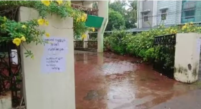 ‘പ്രതാപന് ഇനി വാർഡിൽ പോലും സീറ്റില്ല’ ; മുരളീധരന്റെ തോല്വിയിൽ പ്രതാപനെതിരെ ഡിസിസി ഓഫീസ് മതിലില് പോസ്റ്റർ ‘പ്രതാപന് ഇനി വാർഡിൽ പോലും സീറ്റില്ല’ ; മുരളീധരന്റെ തോല്വിയിൽ പ്രതാപനെതിരെ ഡിസിസി ഓഫീസ് മതിലില് പോസ്റ്റർ