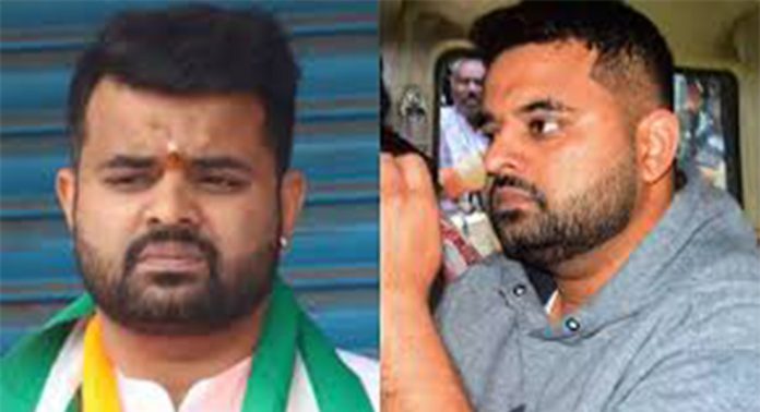 പ്രജ്വൽ രേവണ്ണയ്ക്കെതിരെ വീണ്ടും ലൈംഗികാതിക്രമ കേസ് പ്രജ്വൽ രേവണ്ണയ്ക്കെതിരെ വീണ്ടും ലൈംഗികാതിക്രമ കേസ്