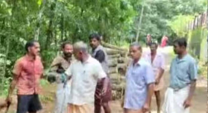 പത്തനംതിട്ടയില് മരംമുറി അന്വേഷിക്കാൻ എത്തിയ ഫോറസ്റ്റ് ഉദ്യോഗസ്ഥരെ സിപിഎം പ്രവർത്തകർ ആക്രമിച്ചതായി പരാതി പത്തനംതിട്ടയില് മരംമുറി അന്വേഷിക്കാൻ എത്തിയ ഫോറസ്റ്റ് ഉദ്യോഗസ്ഥരെ സിപിഎം പ്രവർത്തകർ ആക്രമിച്ചതായി പരാതി