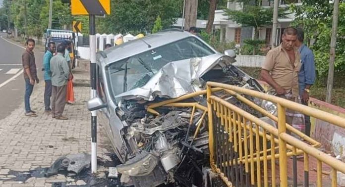കുമ്പഴ മൈലപ്ര റോഡിൽ വൻ വാഹനാപകടം ; തലനാരിഴയ്ക്ക് രക്ഷപെട്ട് യാത്രക്കാര് കുമ്പഴ മൈലപ്ര റോഡിൽ വൻ വാഹനാപകടം ; തലനാരിഴയ്ക്ക് രക്ഷപെട്ട് യാത്രക്കാര്