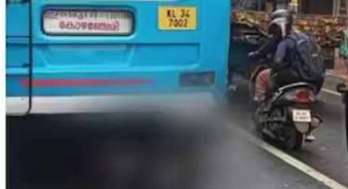 റാന്നിയിൽ സ്വകാര്യ ബസിന്റെ പിന്നിലിടിച്ച് ബൈക്ക് യാത്രക്കാരനായ യുവാവ് മരിച്ചു റാന്നിയിൽ സ്വകാര്യ ബസിന്റെ പിന്നിലിടിച്ച് ബൈക്ക് യാത്രക്കാരനായ യുവാവ് മരിച്ചു
