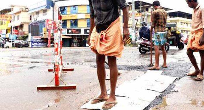 റോഡിലെ കുഴികൾ മൂടി വാട്ടർ അതോറിറ്റി ; മുപ്പതിടങ്ങളിലെ കുഴികളാണ് മൂടുന്നത് റോഡിലെ കുഴികൾ മൂടി വാട്ടർ അതോറിറ്റി ; മുപ്പതിടങ്ങളിലെ കുഴികളാണ് മൂടുന്നത്