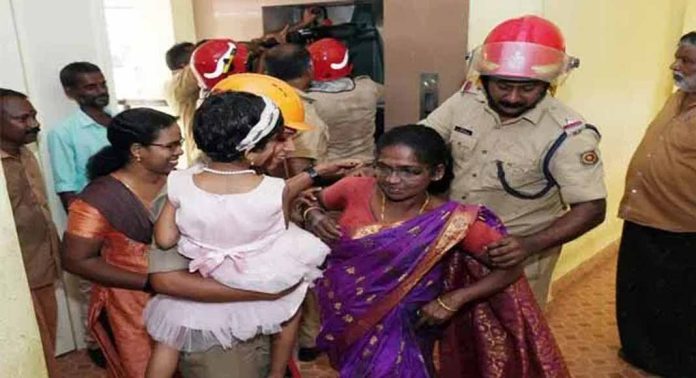 കോടതി ജീവനക്കാരിയും കൊച്ചുമകളും പത്തനംതിട്ട മിനി സിവില് സ്റ്റേഷനിലെ ലിഫ്ടില് കുടുങ്ങി കോടതി ജീവനക്കാരിയും കൊച്ചുമകളും പത്തനംതിട്ട മിനി സിവില് സ്റ്റേഷനിലെ ലിഫ്ടില് കുടുങ്ങി