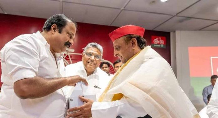 സമാജ് വാദി പാർട്ടിയുടെ ദേശീയ അദ്ധ്യക്ഷന് അഖിലേഷ് യാദവിന് കേരളത്തിന്റെ ആദരം സമാജ് വാദി പാർട്ടിയുടെ ദേശീയ അദ്ധ്യക്ഷന് അഖിലേഷ് യാദവിന് കേരളത്തിന്റെ ആദരം