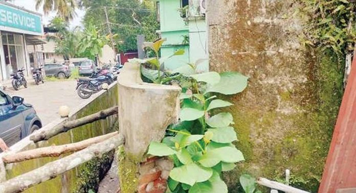 കനത്ത മഴയിൽ ഇടിഞ്ഞ കോയിപ്രം പഞ്ചായത്ത് ചുറ്റുമതിലിന്റെ ബാക്കിഭാഗം ഇടിയാതിരിക്കാനായി താങ്ങ് കൊടുത്ത് നിർത്തി കനത്ത മഴയിൽ ഇടിഞ്ഞ കോയിപ്രം പഞ്ചായത്ത് ചുറ്റുമതിലിന്റെ ബാക്കിഭാഗം ഇടിയാതിരിക്കാനായി താങ്ങ് കൊടുത്ത് നിർത്തി
