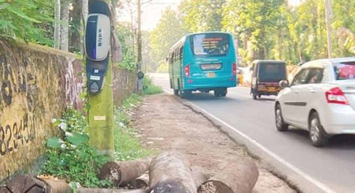 വൈദ്യുതി ചാർജിങ് സ്റ്റേഷന് മുൻപിൽ തടികൾ ; ചാര്ജ് ചെയ്യാന് സാധിക്കാതെ വാഹന യാത്രക്കാര് വൈദ്യുതി ചാർജിങ് സ്റ്റേഷന് മുൻപിൽ തടികൾ ; ചാര്ജ് ചെയ്യാന് സാധിക്കാതെ വാഹന യാത്രക്കാര്