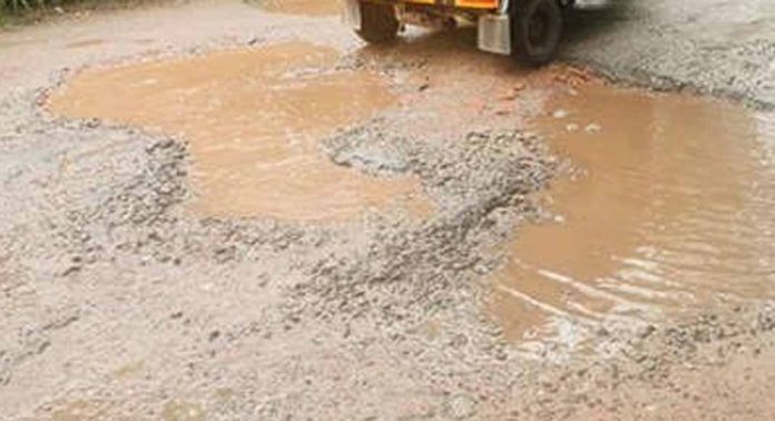 പ്ലാവിൻചുവട് – ഓവനാലിൽപ്പടി റോഡ് തകർന്നു ; യാത്രക്കാര് ദുരിതത്തില് പ്ലാവിൻചുവട് – ഓവനാലിൽപ്പടി റോഡ് തകർന്നു ; യാത്രക്കാര് ദുരിതത്തില്