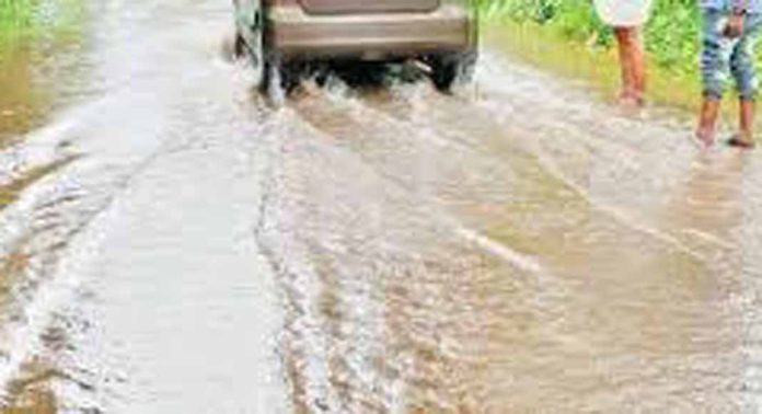 പുല്ലാട് വെള്ളക്കെട്ട് പരിഹരിക്കുന്നതിന് ഇടപെടാത്ത സർക്കാർ നിലപാടിനെതിരെ യുഡിഎഫ് പ്രതിഷേധിച്ചു പുല്ലാട് വെള്ളക്കെട്ട് പരിഹരിക്കുന്നതിന് ഇടപെടാത്ത സർക്കാർ നിലപാടിനെതിരെ യുഡിഎഫ് പ്രതിഷേധിച്ചു