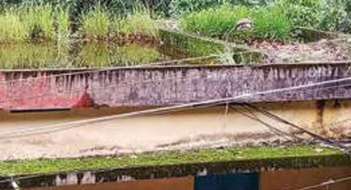 വെച്ചൂച്ചിറ കുംഭിത്തോട്ടിലുള്ള ബൂസ്റ്റിങ് സ്റ്റേഷന്റെ ടെറസ്സില് വെള്ളക്കെട്ട് വെച്ചൂച്ചിറ കുംഭിത്തോട്ടിലുള്ള ബൂസ്റ്റിങ് സ്റ്റേഷന്റെ ടെറസ്സില് വെള്ളക്കെട്ട്